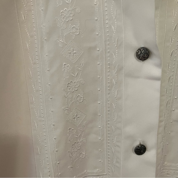 VTG Women’s Foxcroft White Embroidered Buttondown Sz. 4 Metal Buttons Cottage - Picture 2 of 8